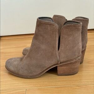 Hinge ankle boots